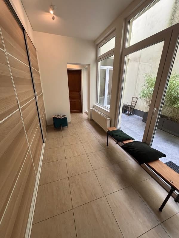 Foto van Praktijkruimte met afzonderlijke wachtruimte en afzonderlijk toilet