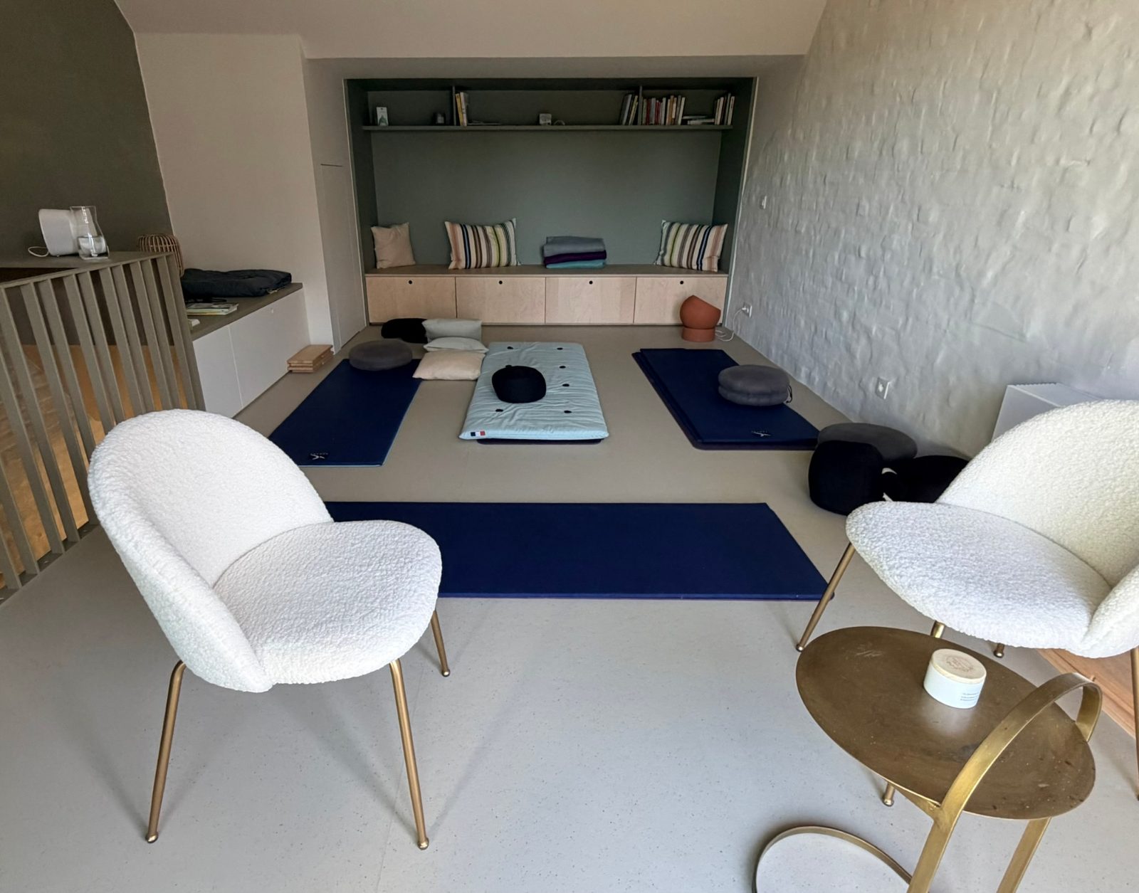 Foto van Moderne, warme ruimte voor yoga, mindfulness, rust en verbinding