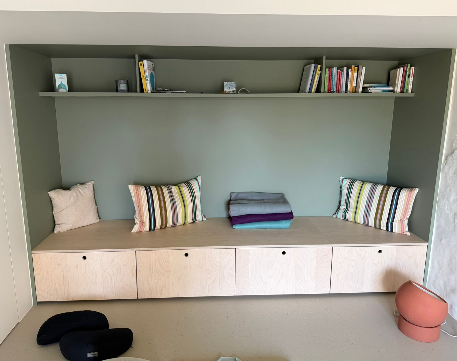 Foto van Moderne, warme ruimte voor yoga, mindfulness, rust en verbinding